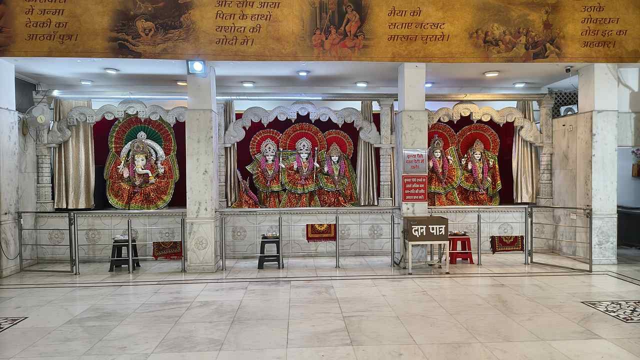 Darshan and aarti timings at Hare Krishna Mandir